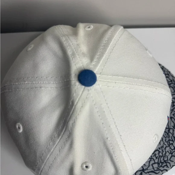 Chicago Bulls White & Blue Elephant Print Fitted New Era Hat Size 7 1/2 - Picture 5 of 8